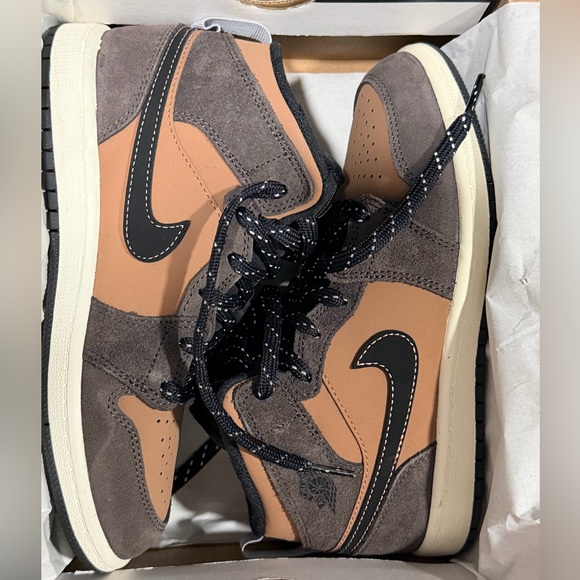 Jordan 1 Mid - Picture 2 of 3